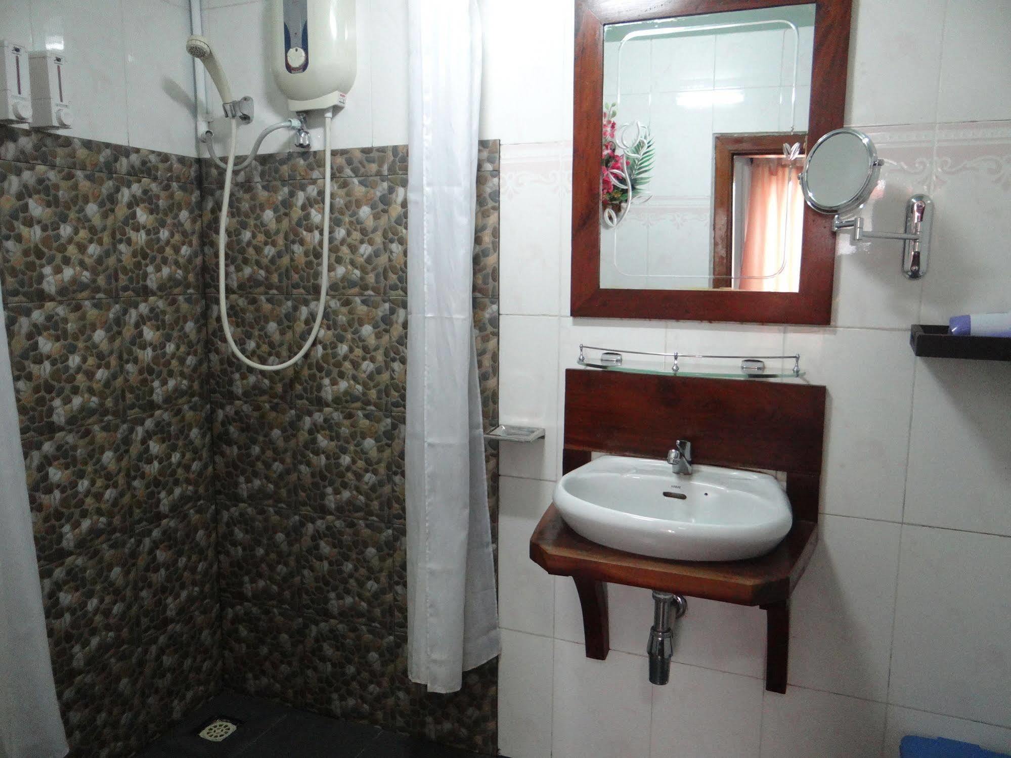 Alibi Guesthouse プノンペン エクステリア 写真